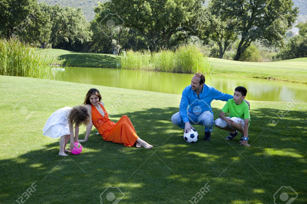 Familia disfrutando de aire puro en parque