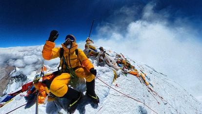 Alpinista escalando la cima del Everest