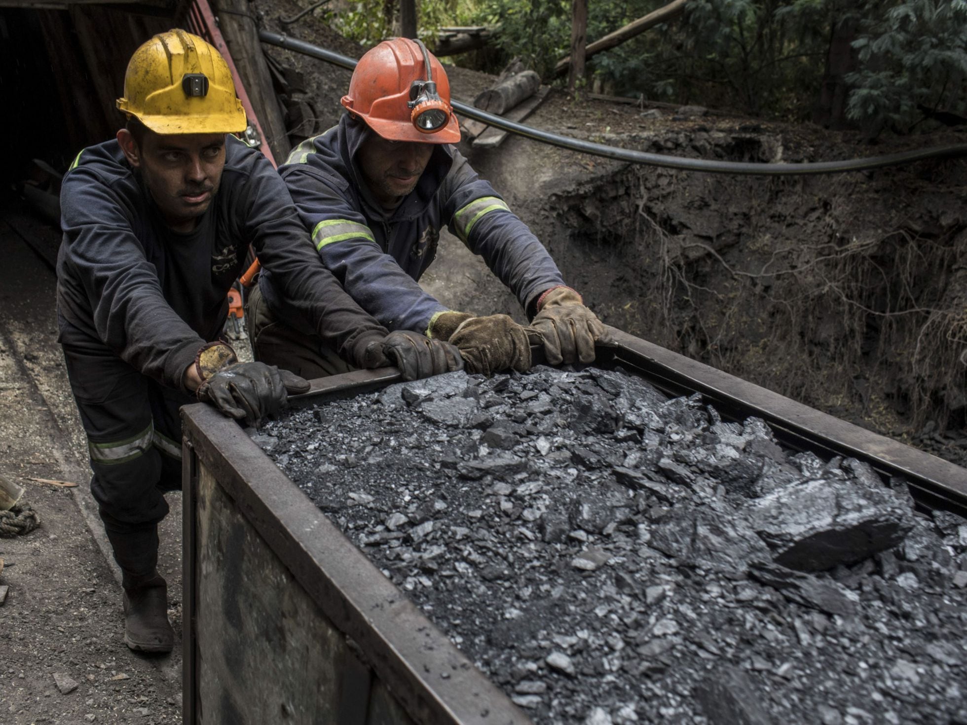 Mineros trabajando en una mina de carbón