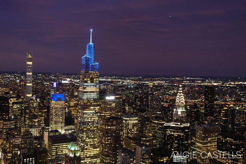 Vista exterior del Empire State Building de noche