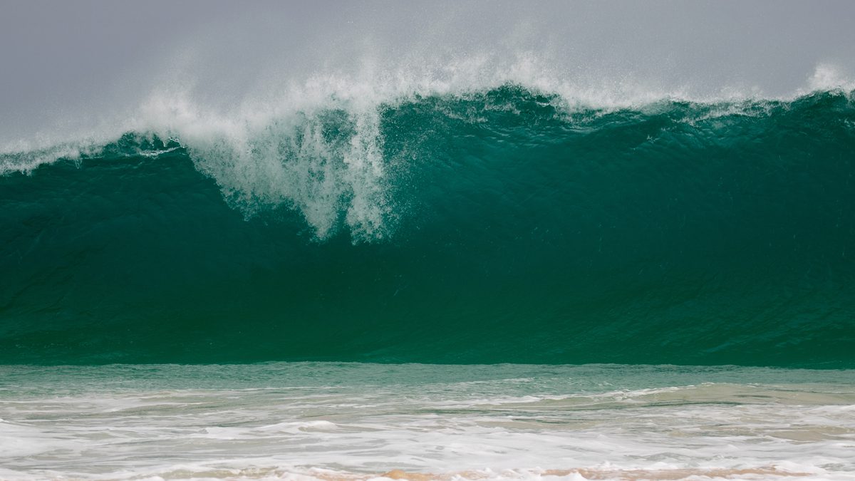 Tsunami histórico mostrando retracción del mar