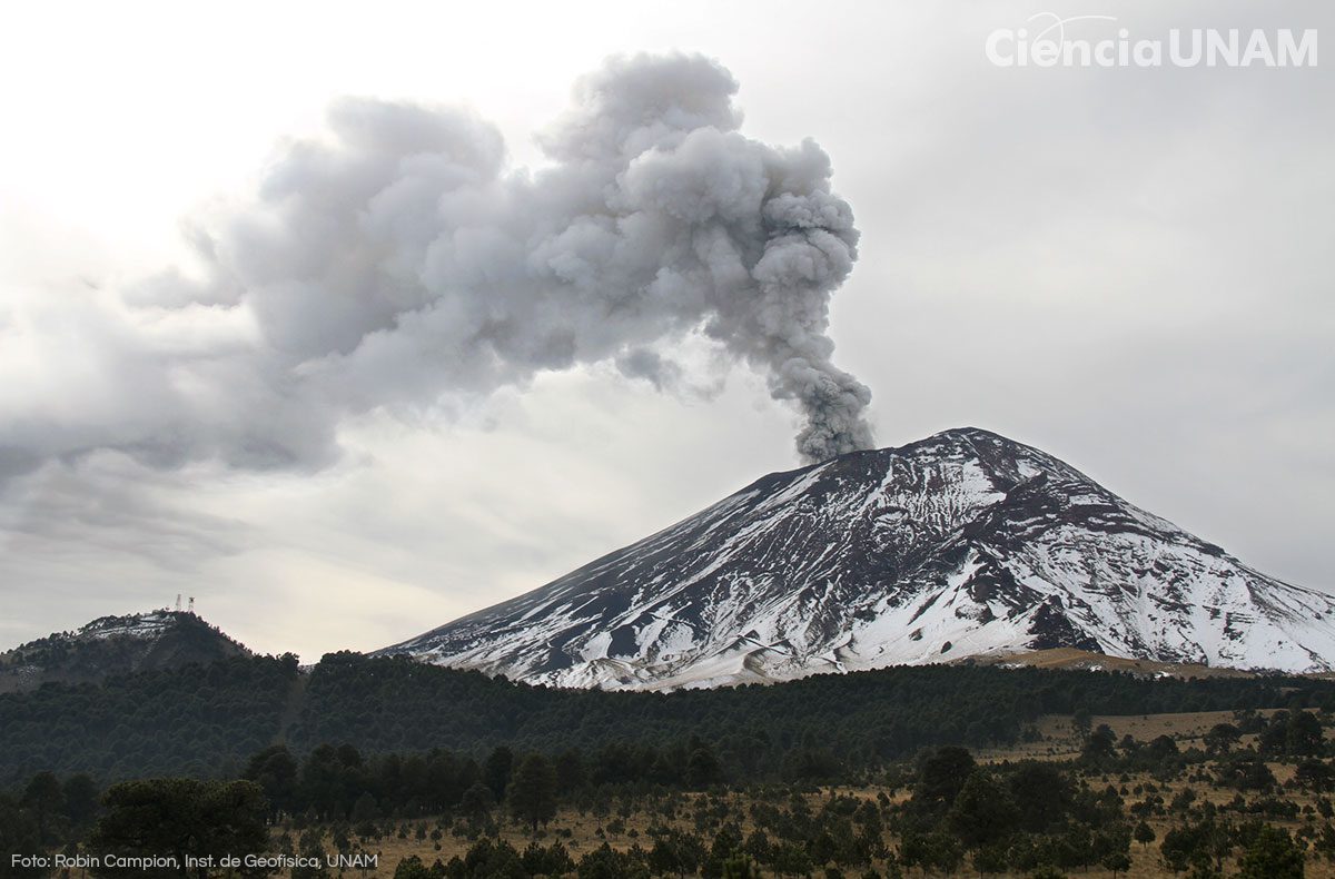 Erupción de un volcán activo en México
