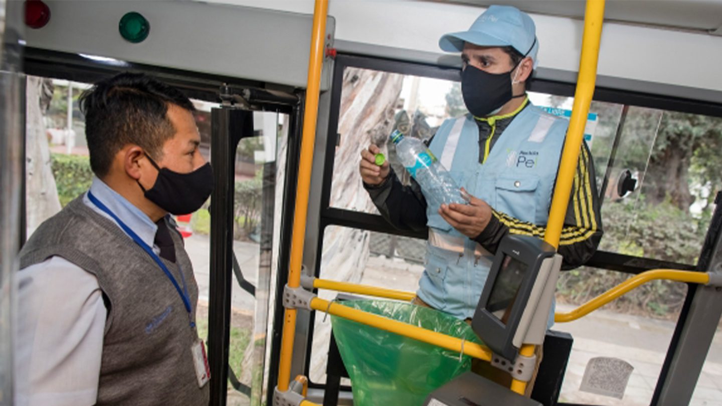 Personas reciclando y utilizando transporte público