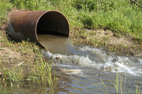 Agua subterránea contaminada por vertidos industriales