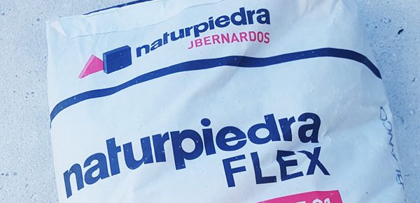 Aplicación correcta del adhesivo en piedra