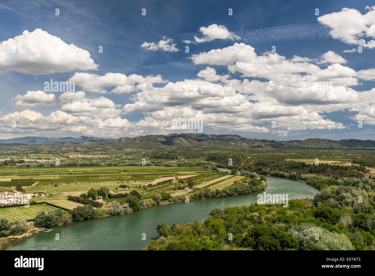 Río Ebro atravesando el paisaje español