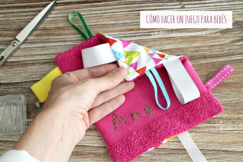 Manos cosiendo una manta de bebé