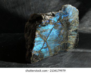 Labradorita brillante sobre fondo oscuro