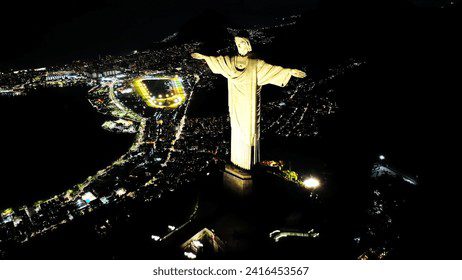Vista panorámica del Cristo Redentor iluminado
