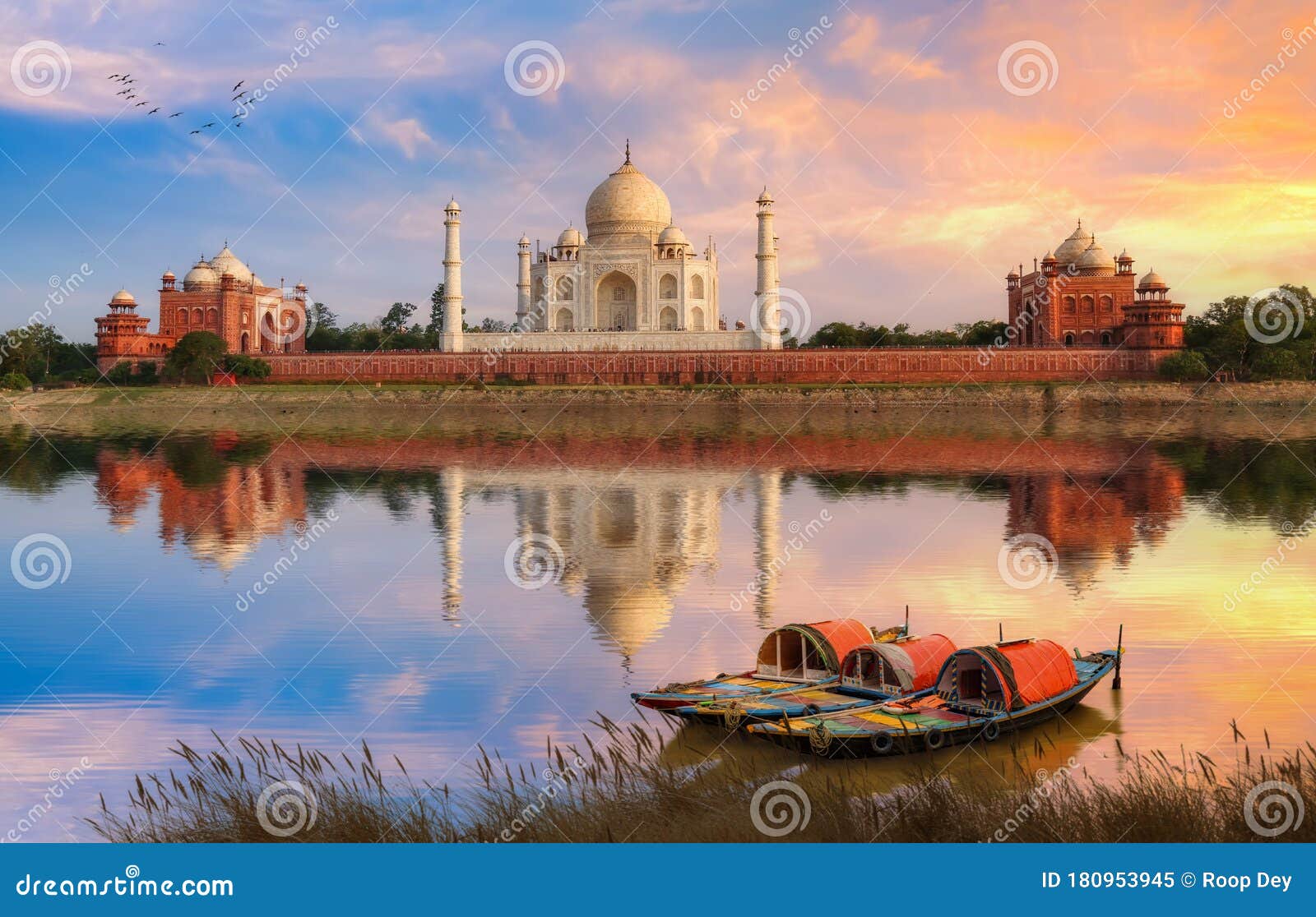 Vista panorámica del Taj Mahal al atardecer