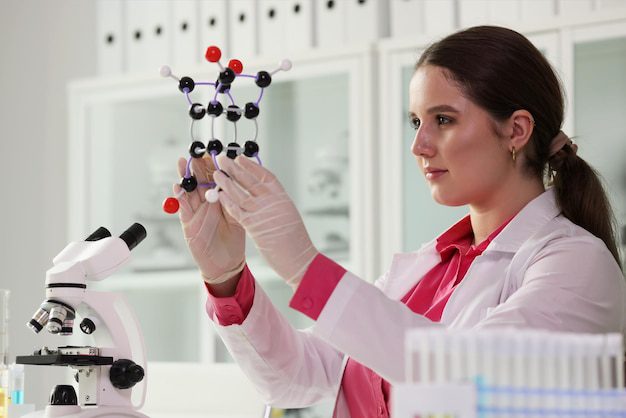 Mujer científica examinando una molécula en laboratorio